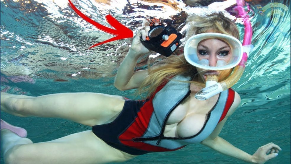 Filles nues sur un bateau