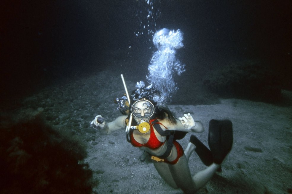 Femmes nues sur un yacht privé