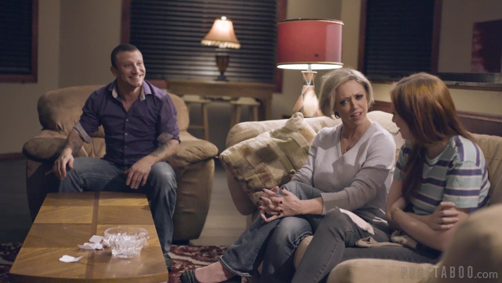 Vieille femme nue dans un film mince