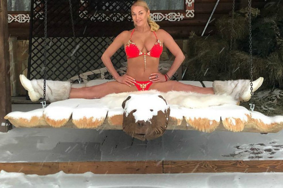 Blonde sur une table de billard