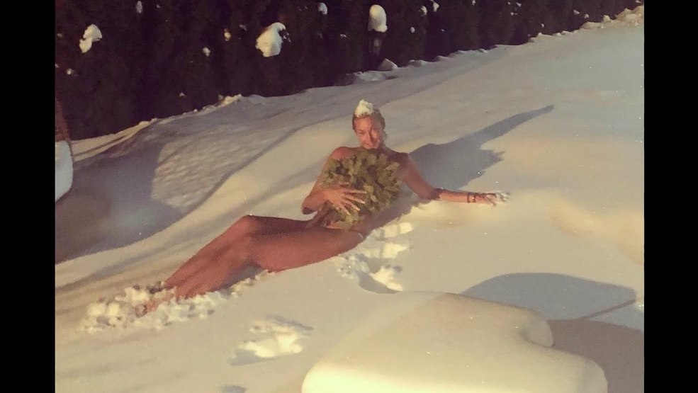 Reine et tarzan dans sa jeunesse et maintenant