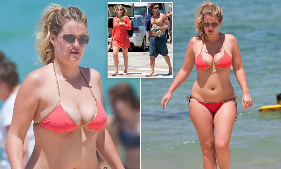 Bibette Blanche dans un maillot de bain