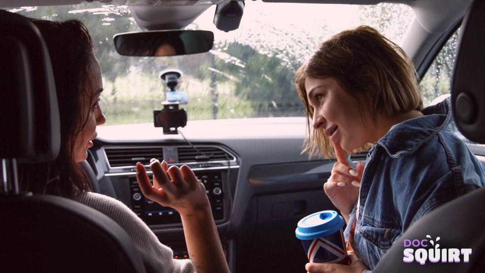 Fille giclant dans la voiture