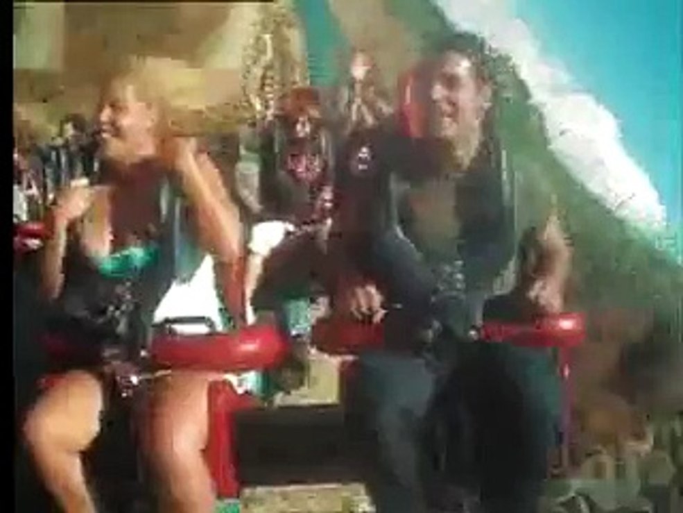 Les seins ont sauté sur l'attraction