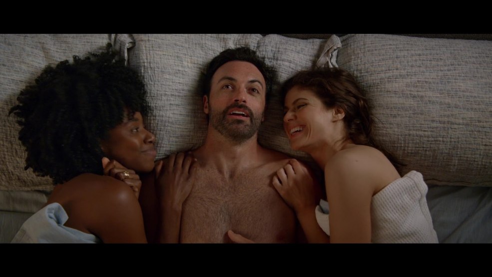Scène de lit avec Alexandra Daddario et Kirby Haell-baptiste