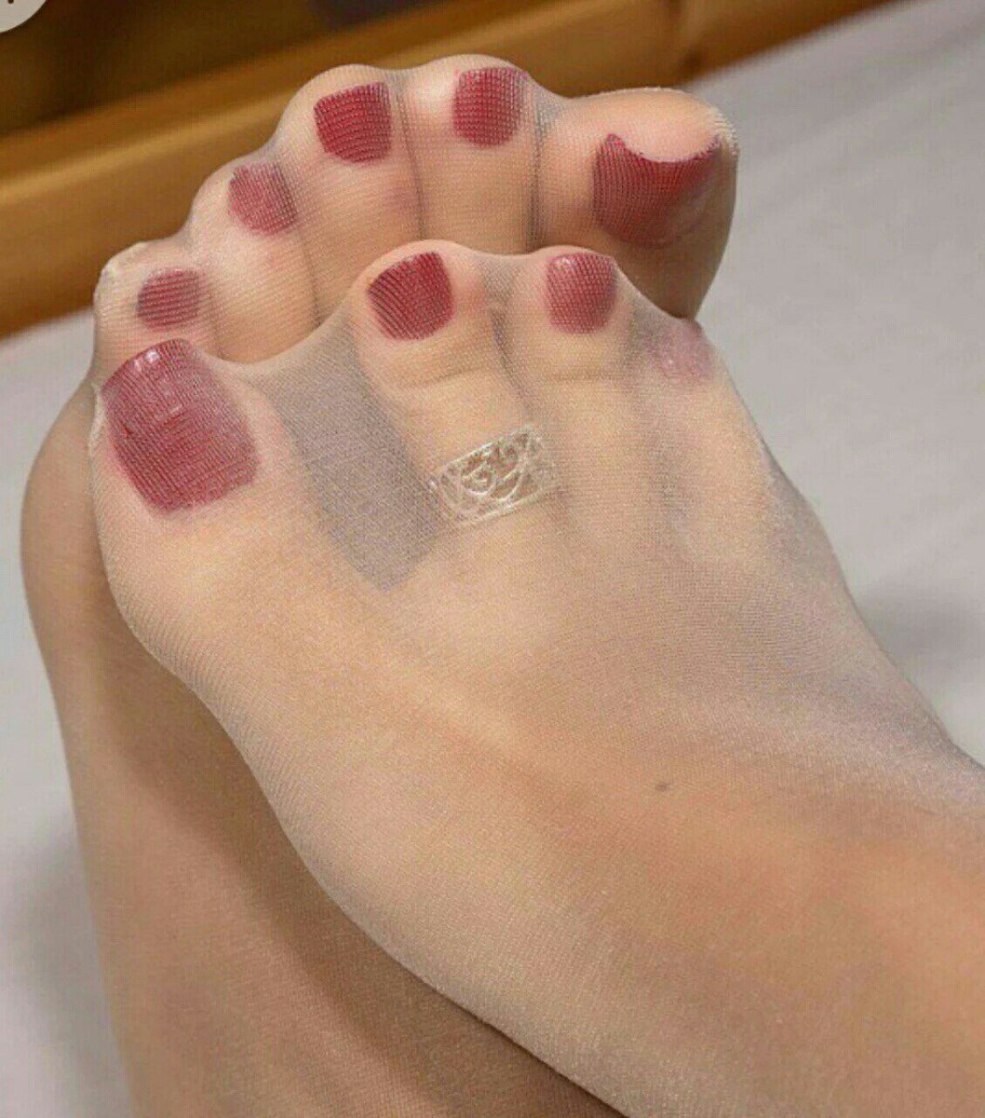 Pédicure dans les collants