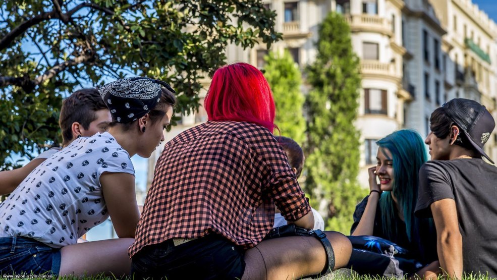 Colonties des démarcations en présence de son mari