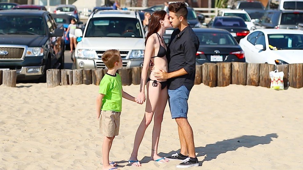 Homme nu devant les enfants