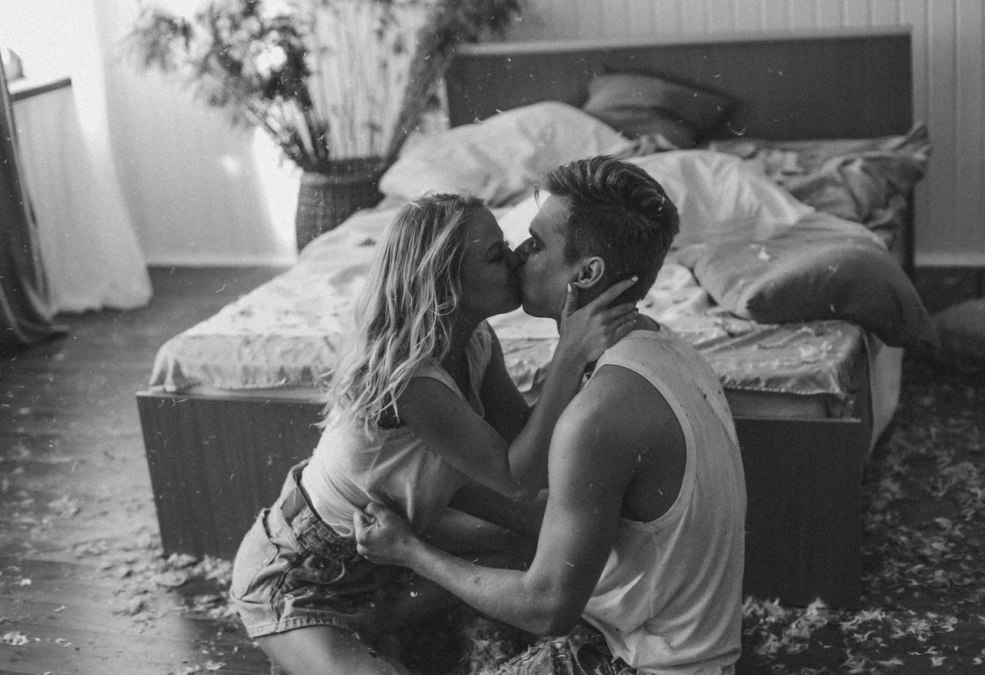 Modèle baisé dans un studio photo