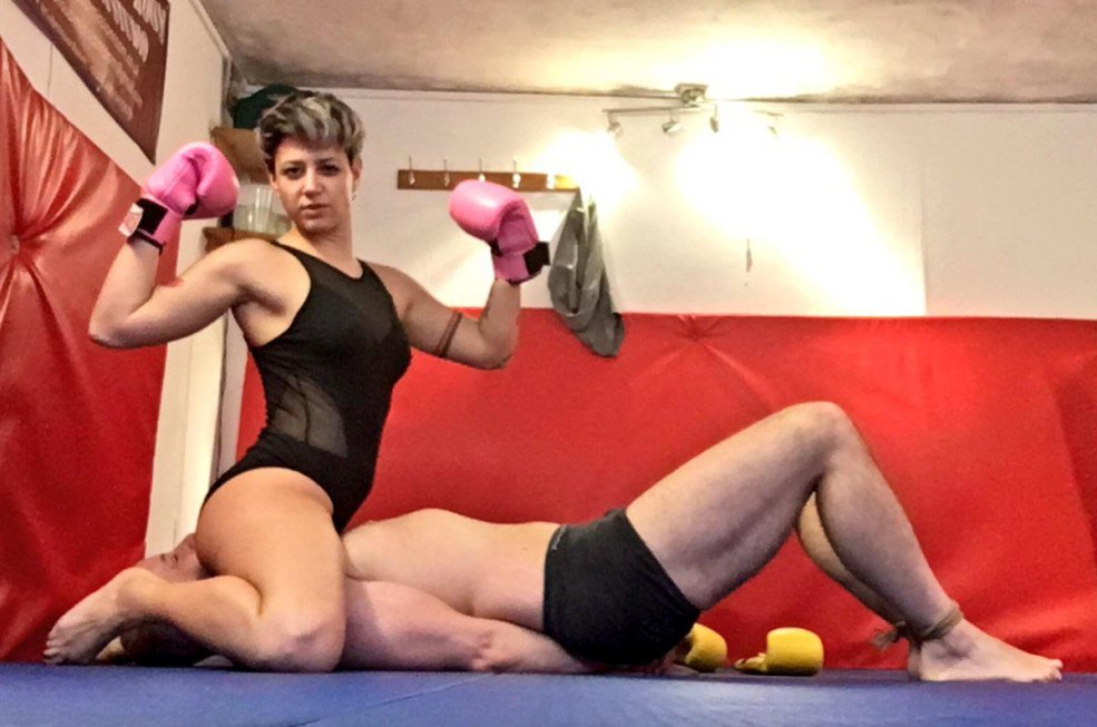 La domination des femmes musculaires