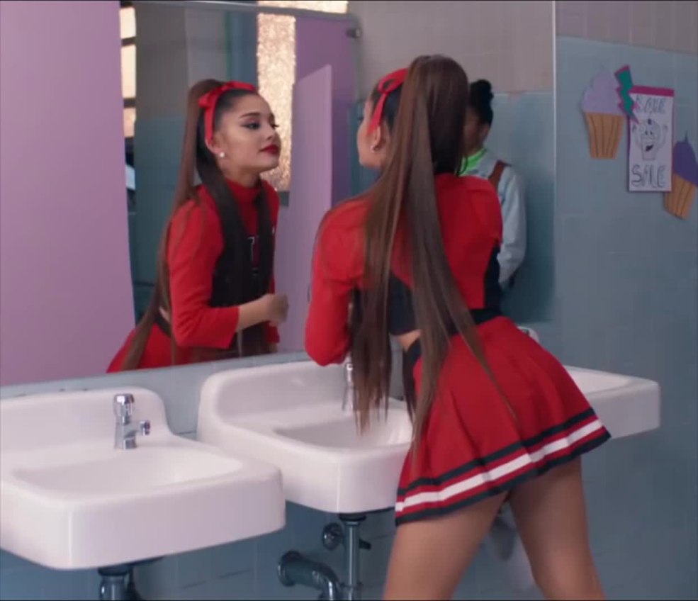 Ariana Grande en rouge