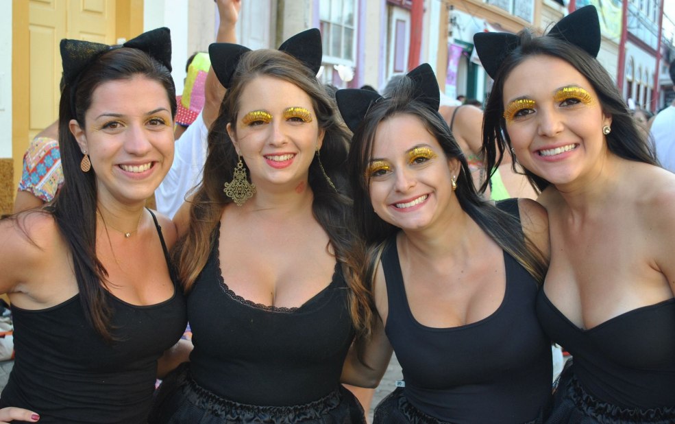 Deux filles en latex costumes