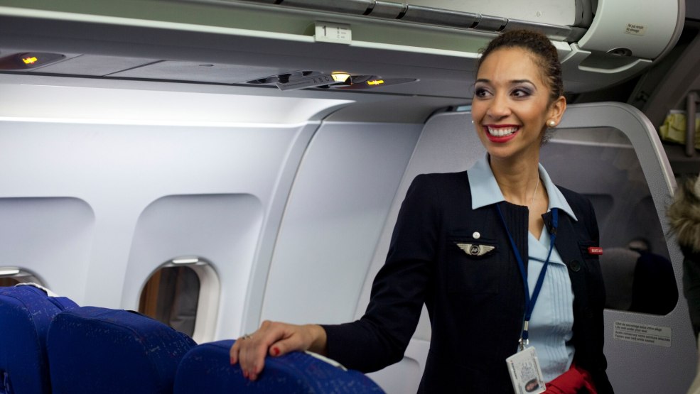 Hôtesse de l'air d'un avion