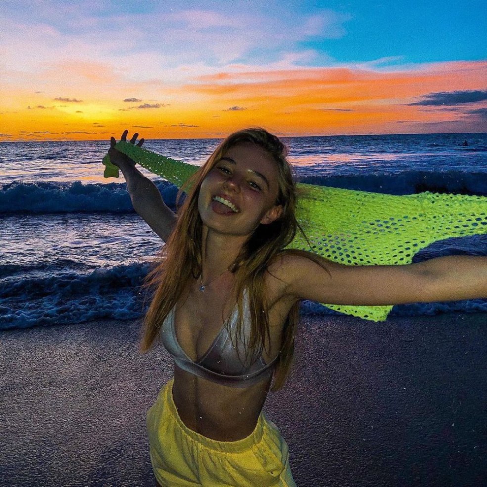 Elizabeth Vasilenko nue