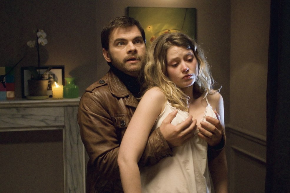 Bisous passionnés dans le cou