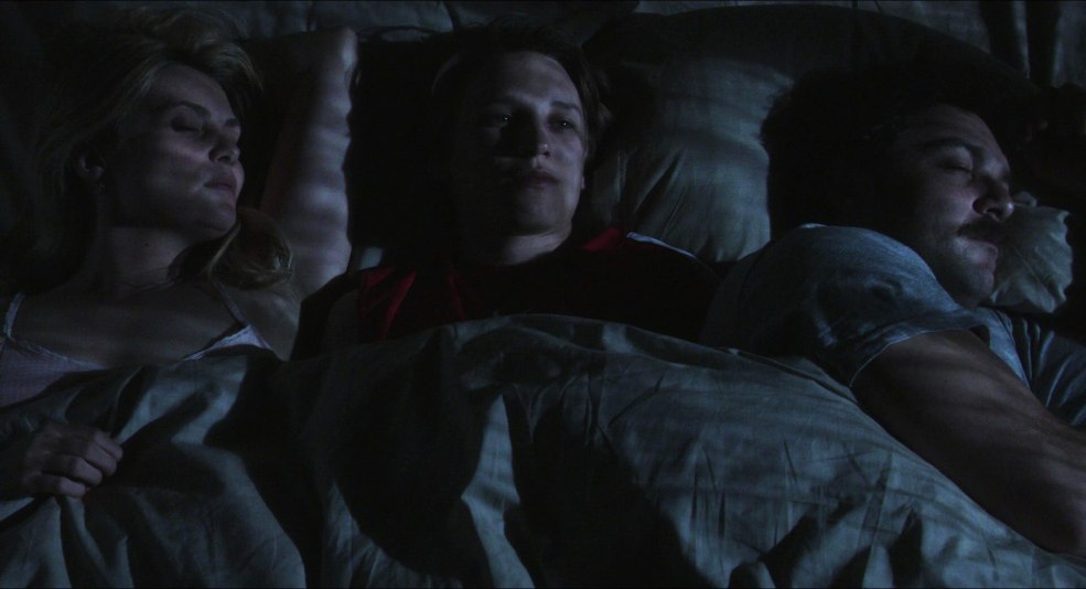 Homme brun nu après baiser en contact