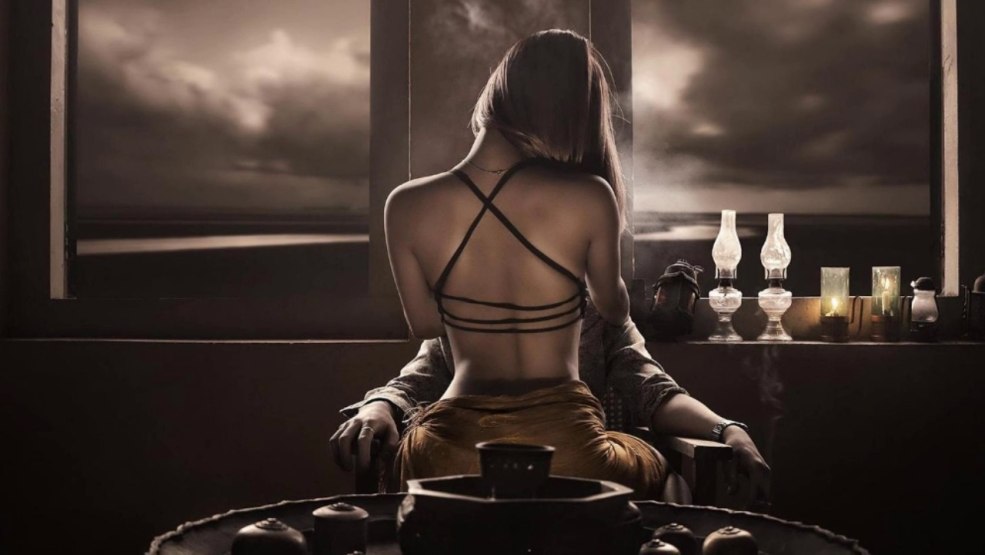 Femme sur la table devant un homme