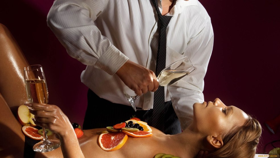 Nourriture sur le corps d'une fille