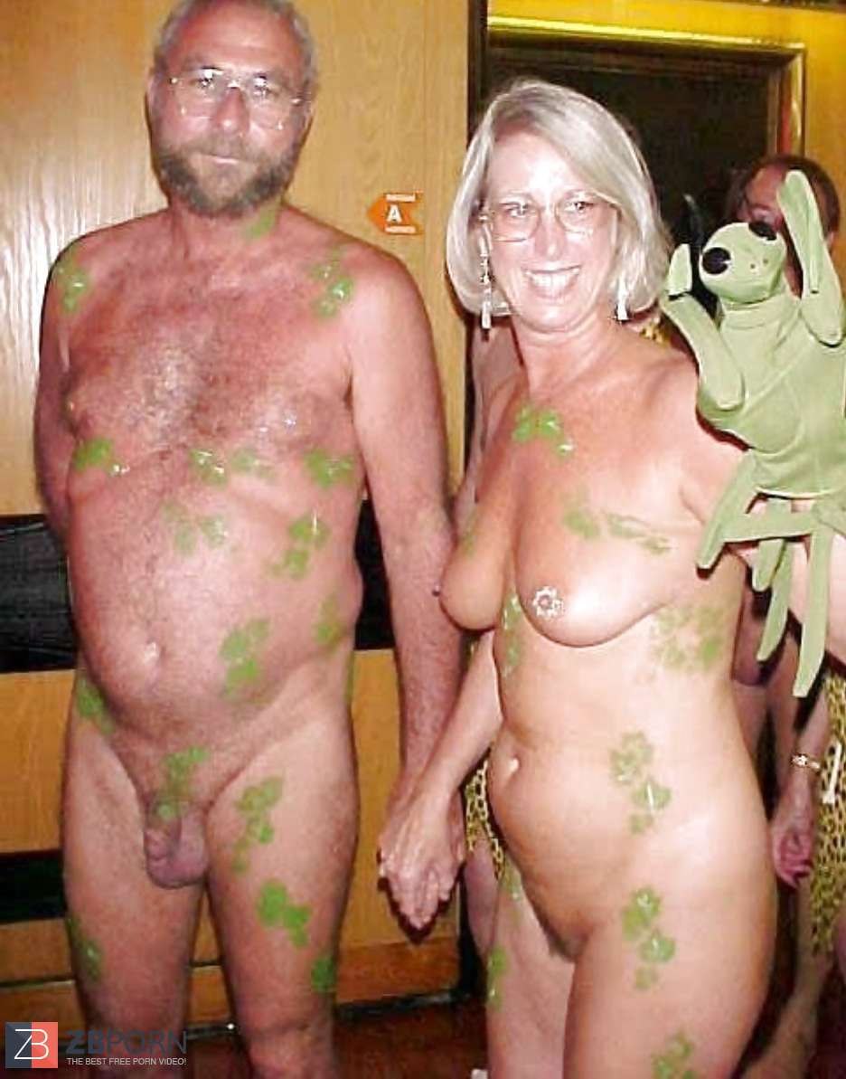 Fine femme nue en plein air