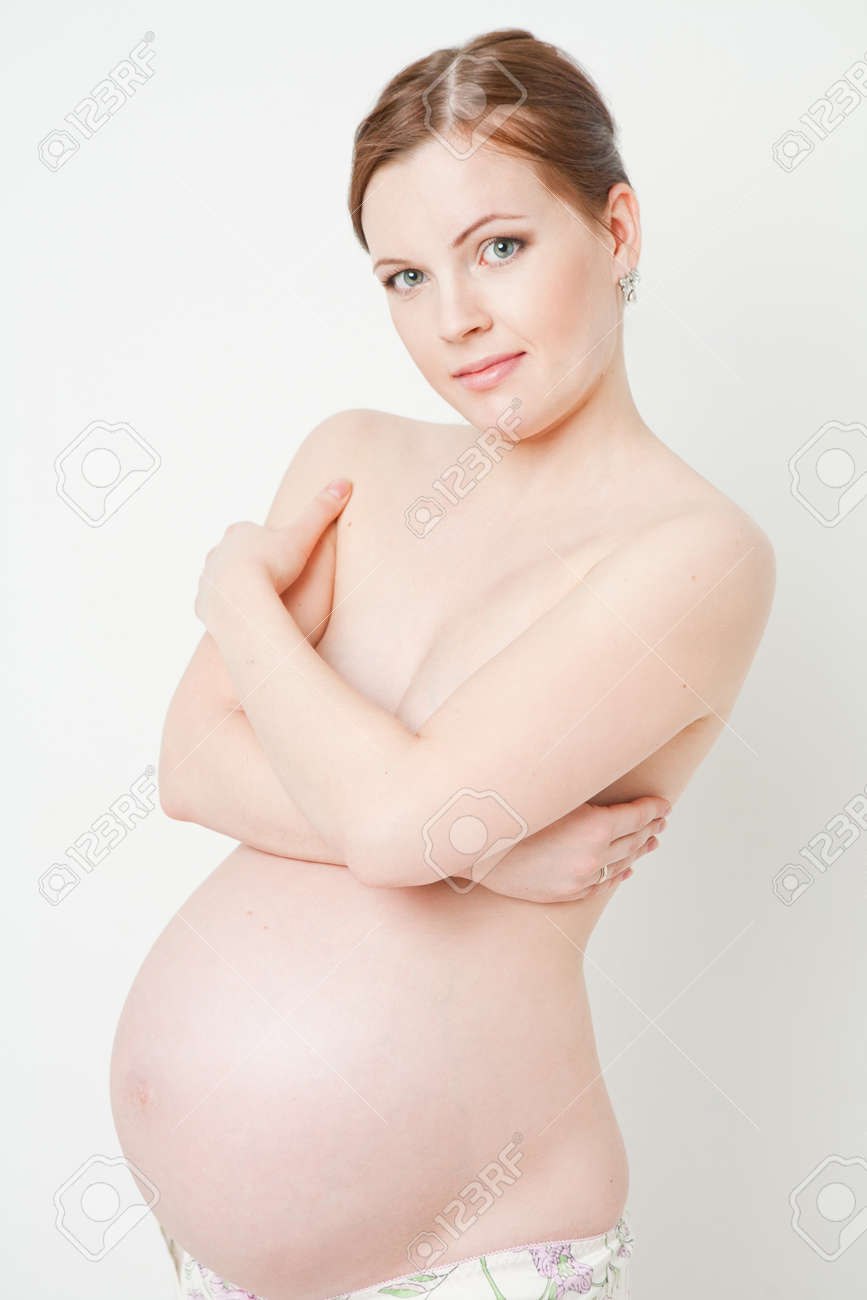 Caresses à domicile sur une femme enceinte nue