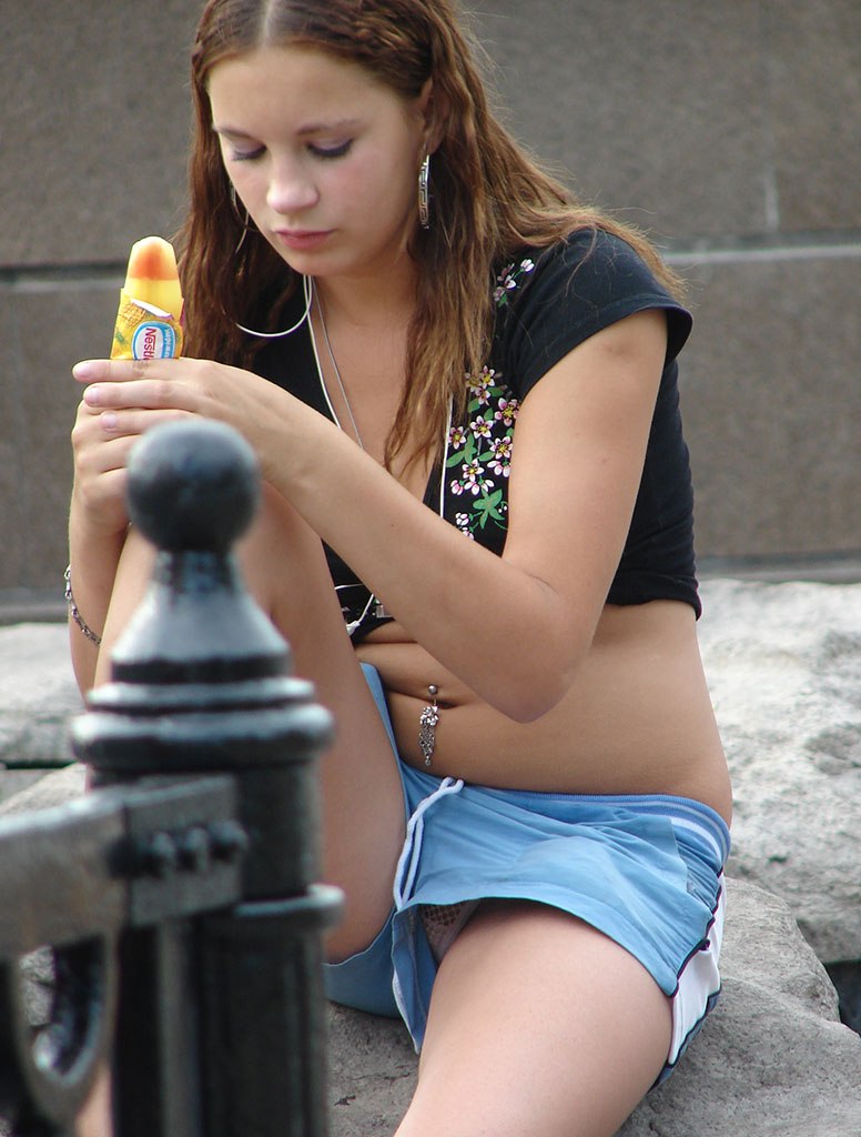 Espionné sur la culotte des escaliers