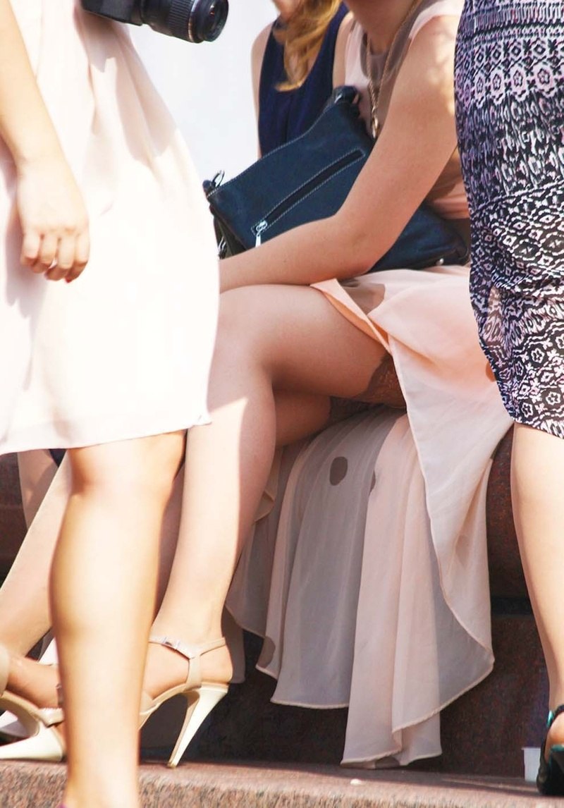 En collants avec une jupe levée