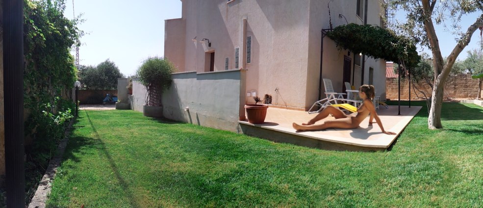 Filles sur une plage nudique
