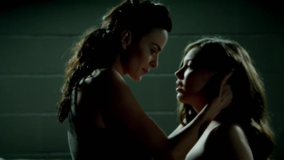 Leah Harris taquin avec un corps nu sur le canapé rouge