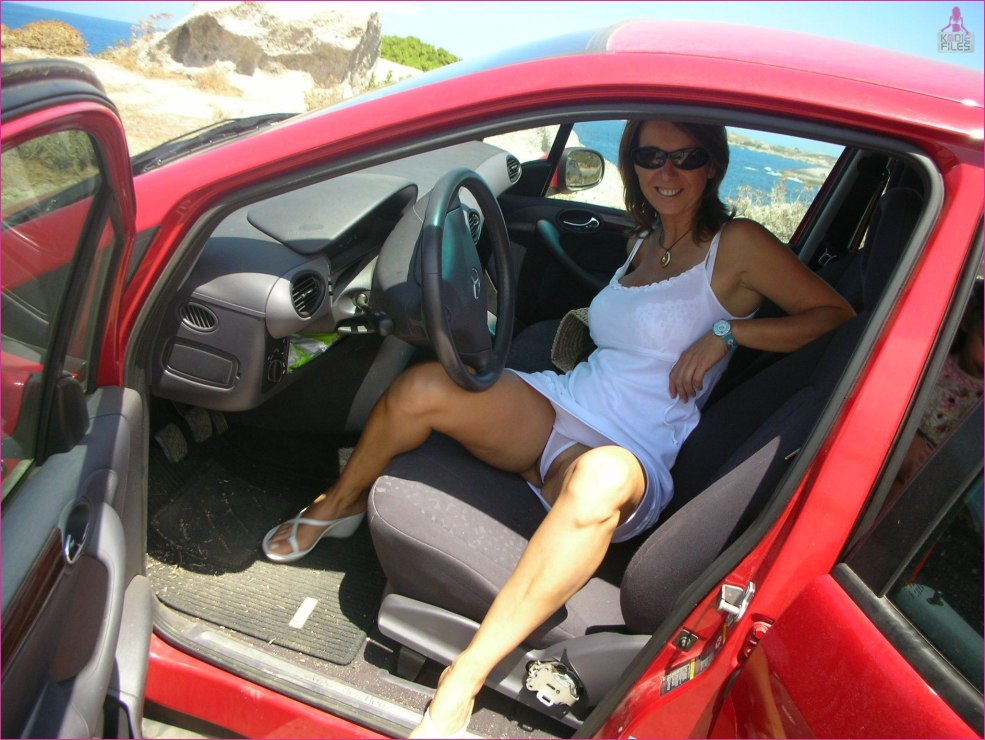 A montré un vagin dans la voiture