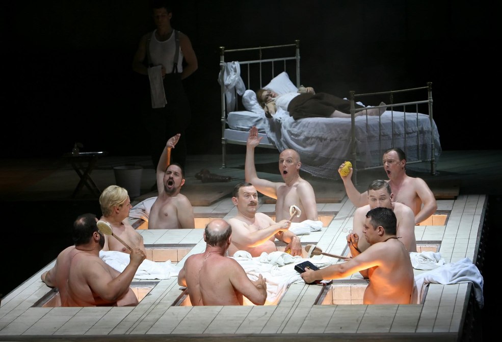 Les performances des orgies nues de retour