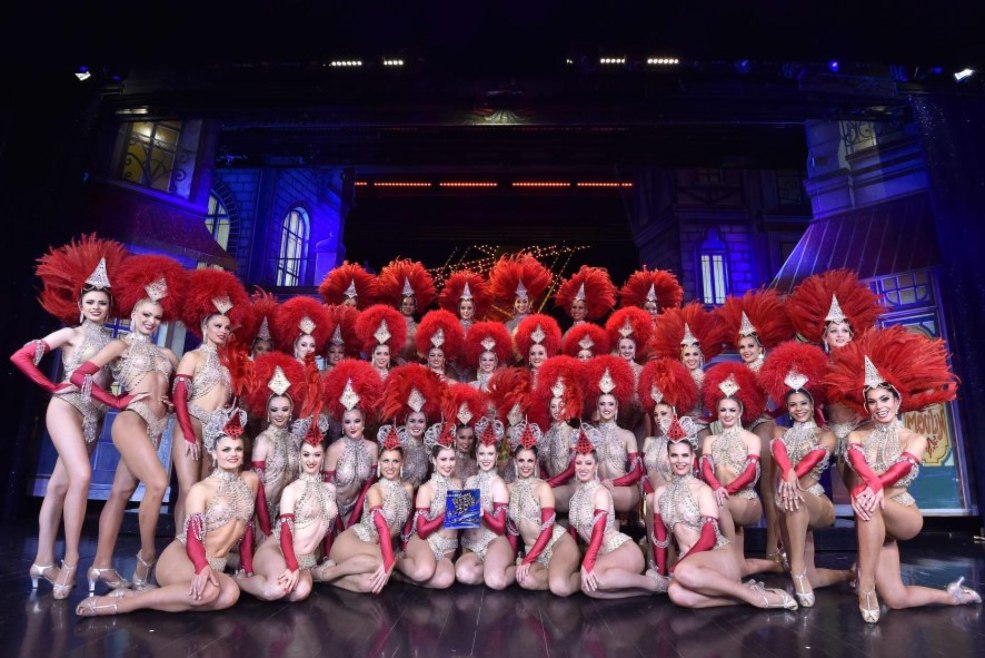 Filles glamour lors d'une fête