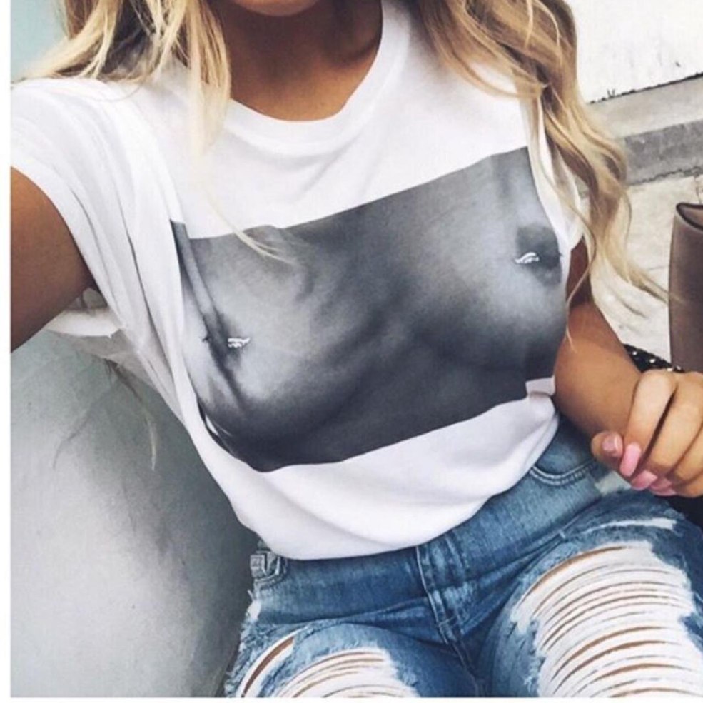 Pierce mamelons sous un t-shirt