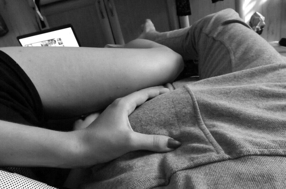 Un homme touche une femme