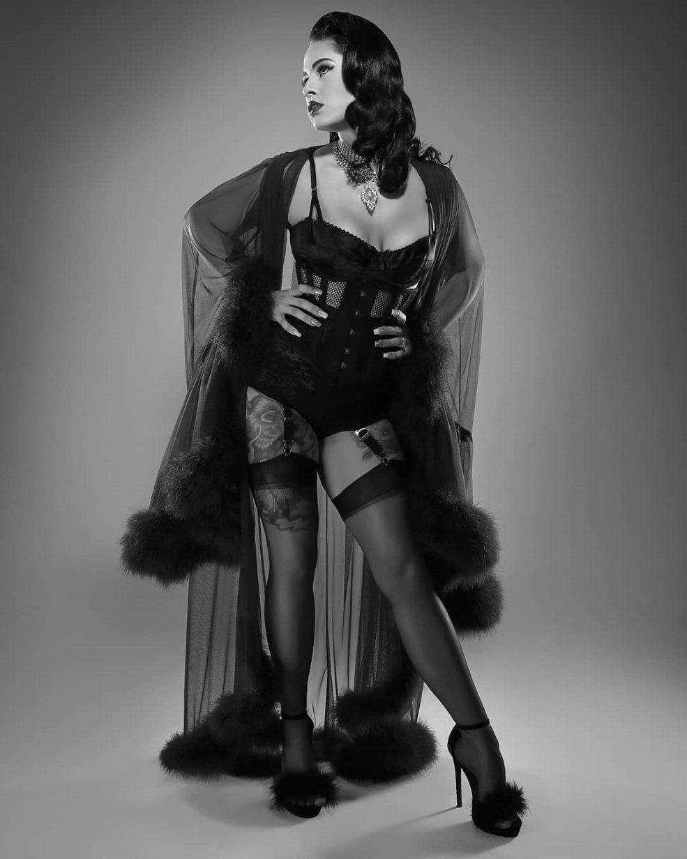 Frères avec une femme noire Kira Noir