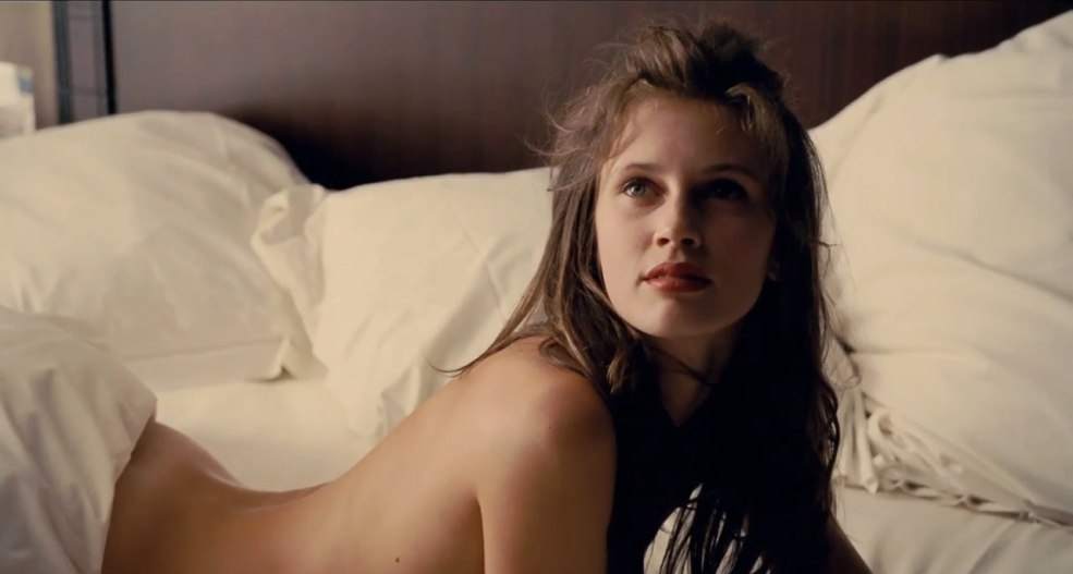 Fille super chaude uma jolie doigter sa chatte