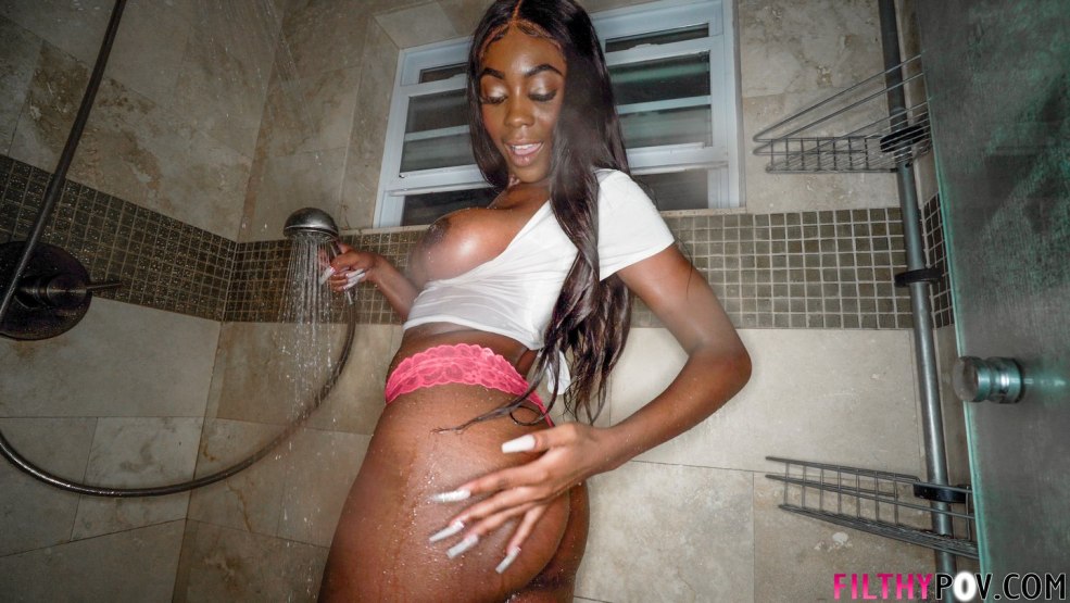 Kira Noir dans le gymnase nu