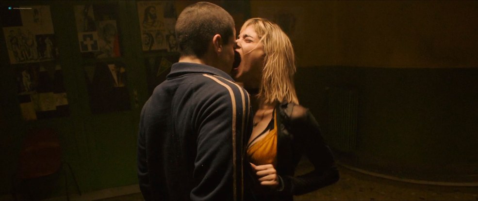 Les filles percées sont espionnées