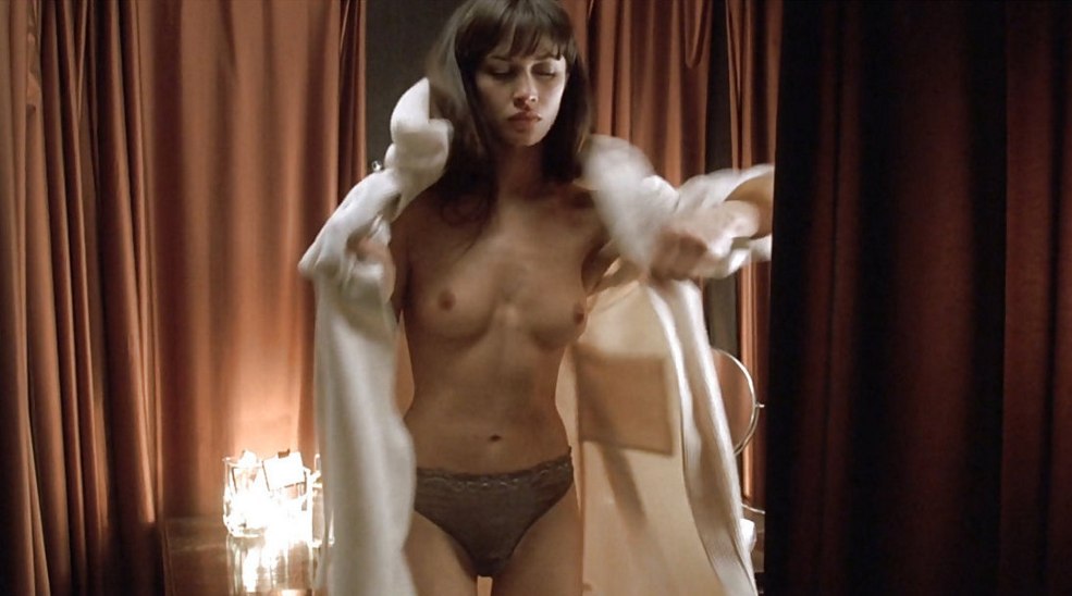 Olga Kurilenko nue sans culotte