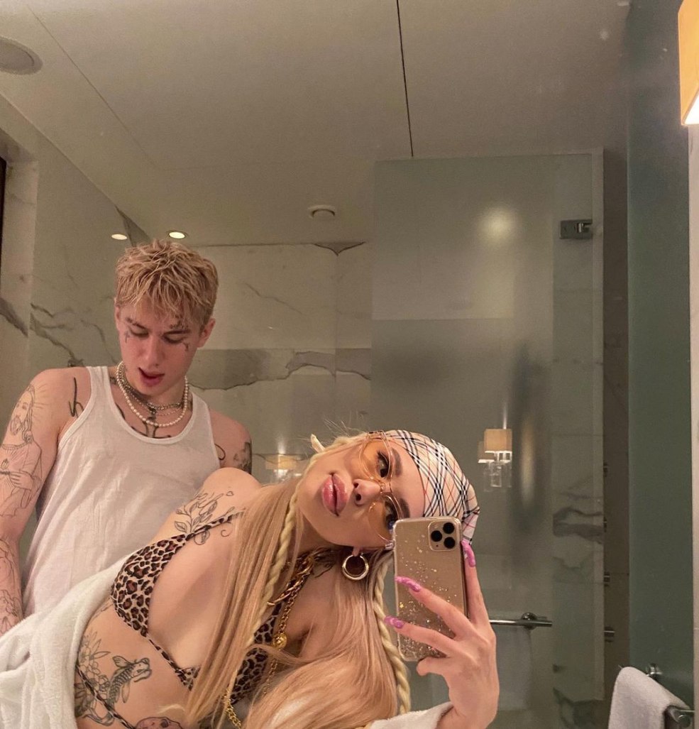 Des poses érotiques de vapeur au lit