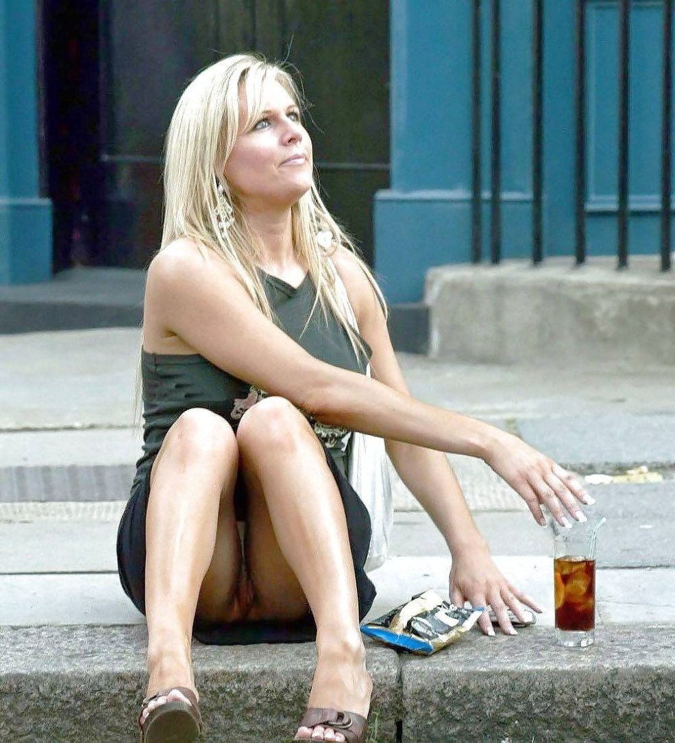 Une fille nue est parsemée en public