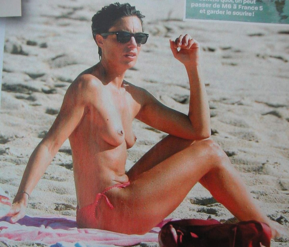 Femmes d'en haut avec de gros seins