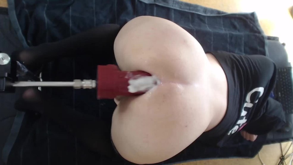 Brune potelle se masturbant avec la machine