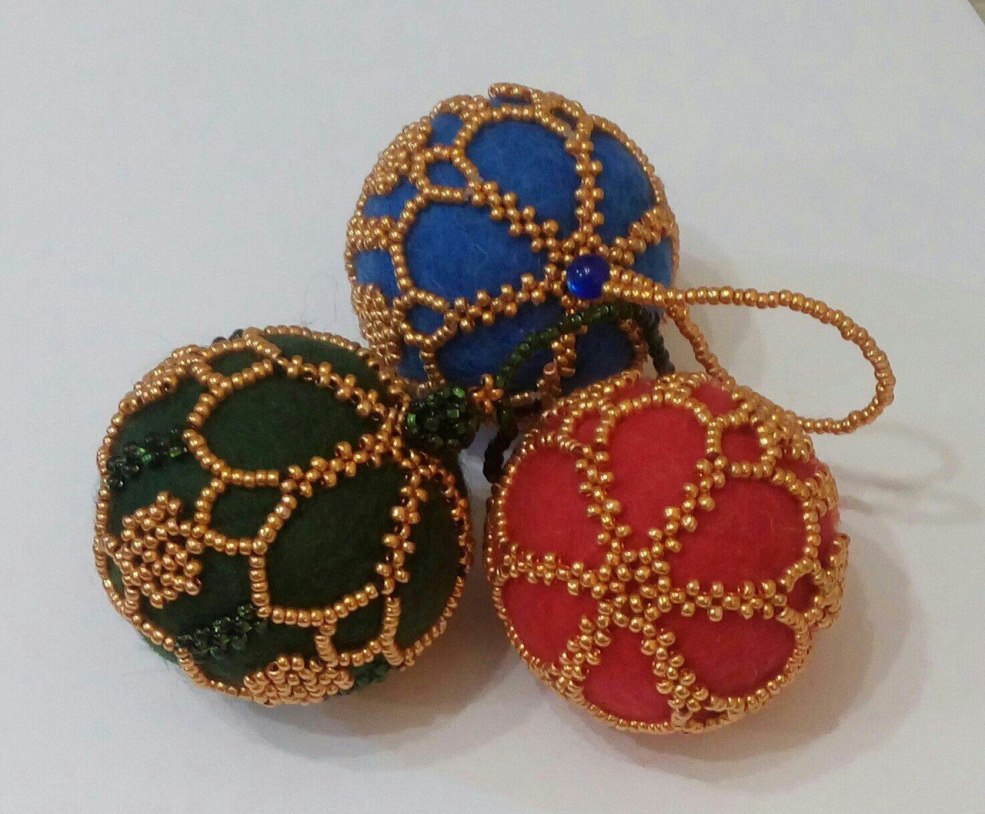 Deux boucles d'oreilles à l'oreille