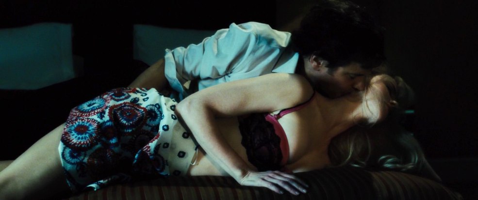 Fille anime avec du fer à souder