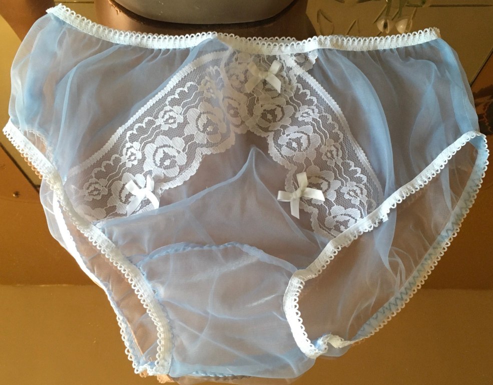 Whitney Tyla en sous-vêtements