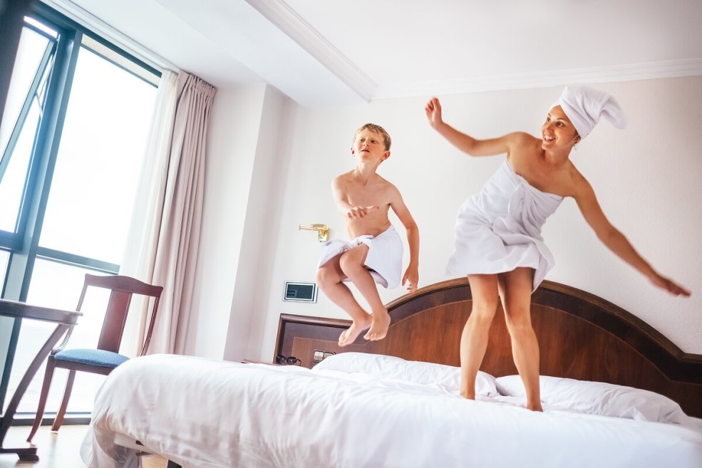Séance photo avec un fils dans un hôtel