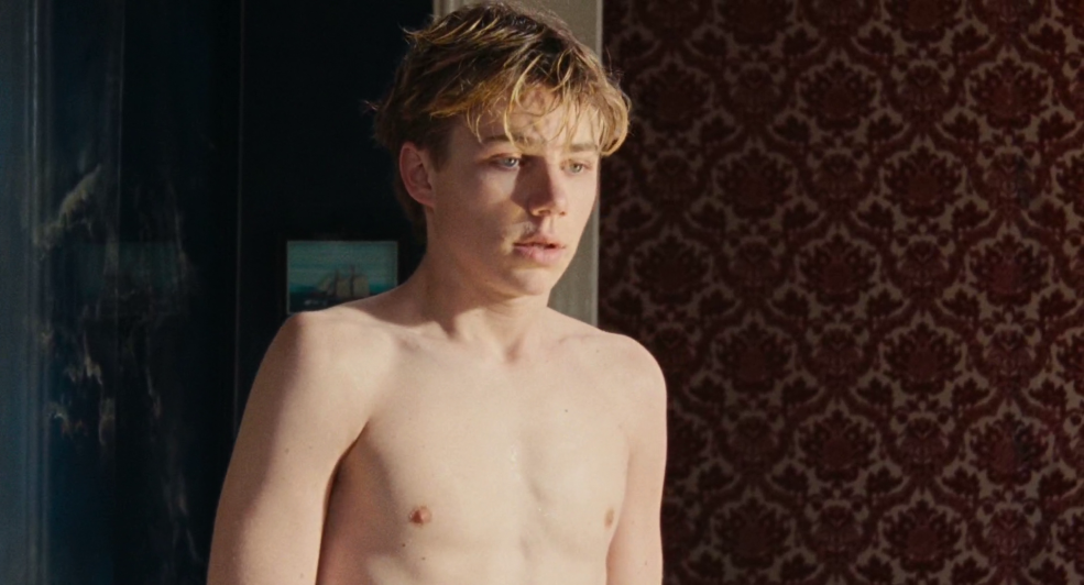 Gif nu dans la rue sous la pluie