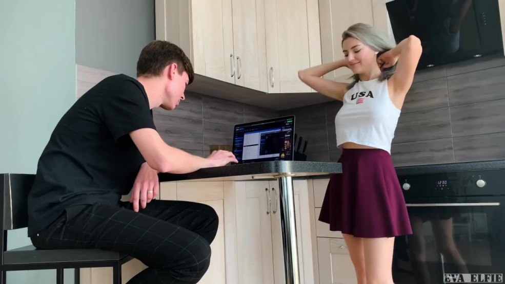 Eva Elfie Hour de la cour