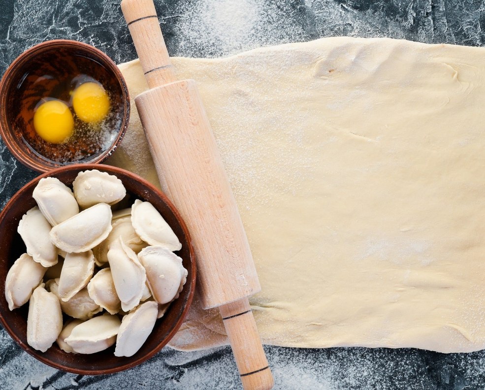 Boulettes sur un fond en bois
