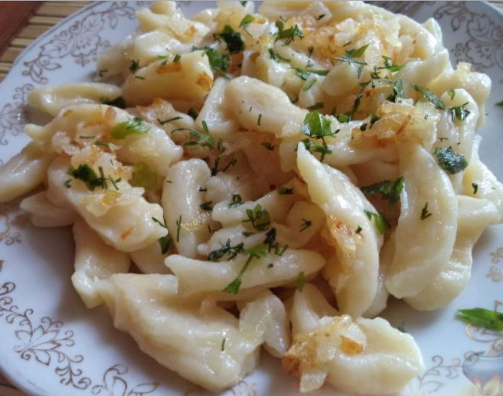 Galushki avec des oignons frits